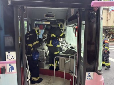 北市文山區電動公車突冒煙 駕駛乘客協力滅火