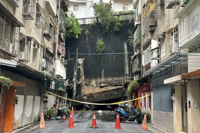 新店錦秀、碧瑤社區擋土牆坍塌  新北:狀態穩定