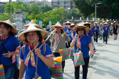 高雄近千人挑竹擔喊口號 再現客家義民護糧護鄉