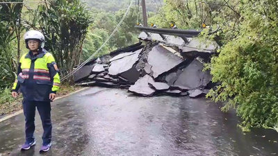 新北雙溪北38線道邊坡崩塌、道路隆起 封閉搶修