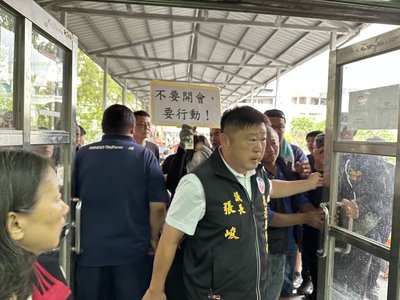 張峻會場踢桌替被忽視光復人出氣 傅崐萁譴責暴力