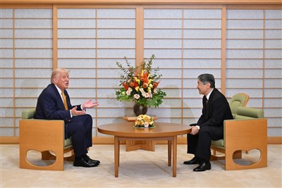 川普抵日赴皇居 德仁天皇親迎兩人互動熱絡