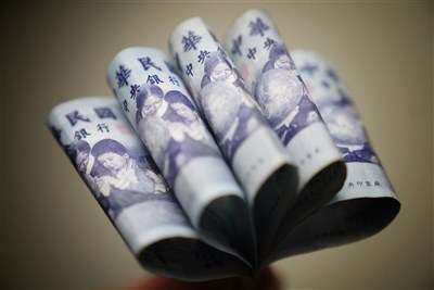 台股再攀新高 央行沒收升幅新台幣收小貶