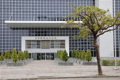 涉高雄美濃「大峽谷」案 議員前特助石麗君收押