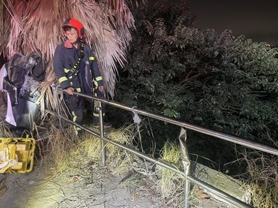 台中女騎機車失控撞護欄翻落邊坡 全身擦傷送醫
