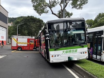 北市公車士林自撞消防隊前分隔島 幸無人傷