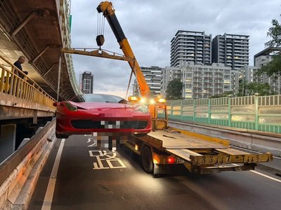 北市法拉利男酒駕載女閃臨檢 仍遭警查獲送辦