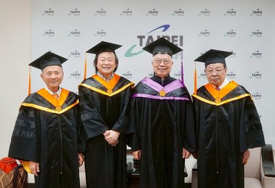 王世堅獲頒北科大名譽博士　回憶年少舊書攤感動