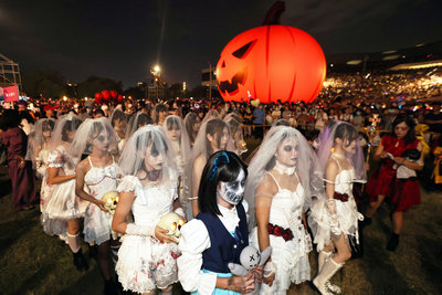 高雄萬聖節 衛武營吸引近7萬人創意裝扮遊行