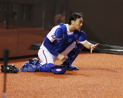 林家正美式蹲捕姿勢成焦點　秋訓與火腿捕手群交流