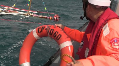 無動力風帆船台東新蘭外海翻覆  海巡馳援3人獲救