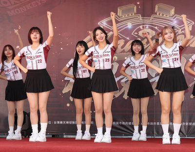 樂天桃猿封王遊行  韓籍啦啦隊成員直呼有趣