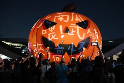 高雄萬聖節結合「野生活」 60萬人湧入衛武營