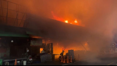 桃園南門市場夜間失火 火舌濃煙伴隨爆炸聲