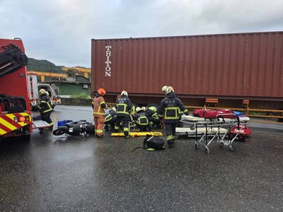 新北瑞芳貨櫃車與機車擦撞 騎士受困救出送醫不治