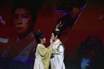 歌仔戲「鳳凰變」科技投影 創造生死情感界面