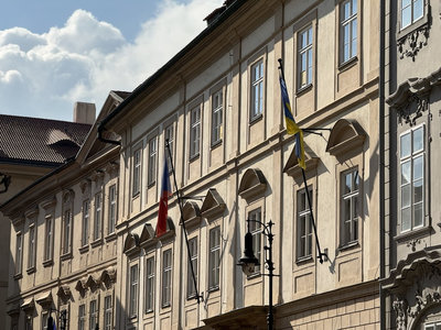 捷克新眾議長上任首日　取下眾議院烏克蘭國旗遭批評[影]