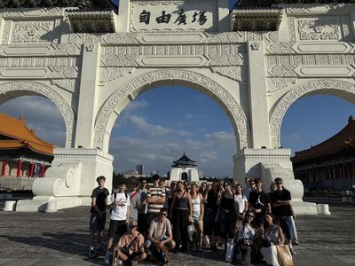 中科實中捷克姊妹校到訪 登101大樓參訪自由廣場