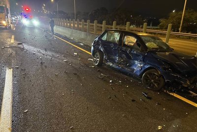 國3台南段金屬物品掉落 17車撞擊受損、4人受傷