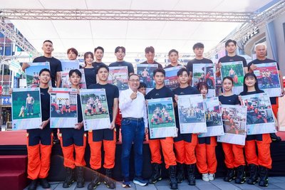 新北消防月曆開賣做公益 猛男搭檔萌娃出擊