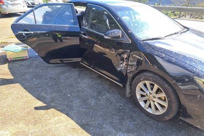 台7線宜蘭英士段落石砸車 1車4人無傷