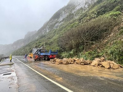 新北萬里凌晨土石崩落占道 上午清除開放通行