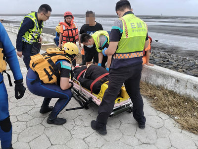 彰化漢寶濕地釣客意識不清　消防海巡徒步救援送醫