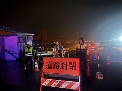 東半部嚴防豪大雨　沿海離島風強浪大