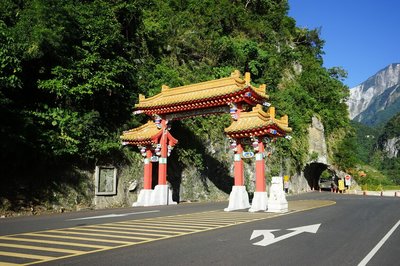 太魯閣牌樓遭工程車撞損 11/17起施工修復