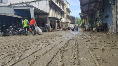 宜蘭蘇澳淹水消退 街道滿目瘡痍民眾整理家園