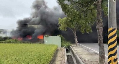 台南新營報廢車輛廠區火警無人傷　釀320戶停電
