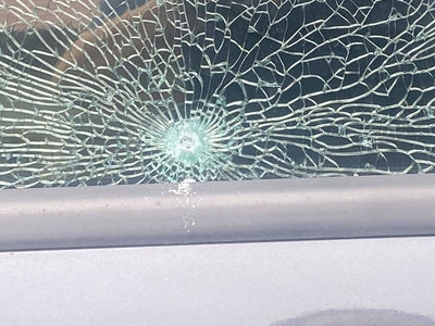 高雄美濃區車窗疑遭鋼珠打裂 警方鎖定對象追查