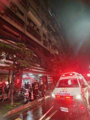 新北八里社區高樓火警　救出1女無生命跡象