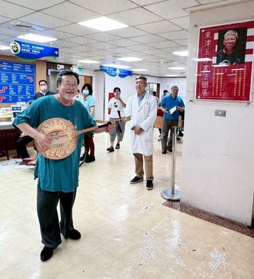 屏醫為癌末病友辦書法展　陳明章獻唱「思想起」