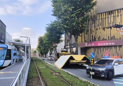 高雄大貨車擦撞路樹 箱體崩解波及1騎士