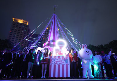 新北耶誕城3D光雕投影秀首演  李雅英現身嗨現場