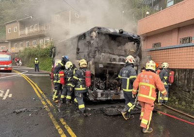 新北瑞芳九份火燒車 遊覽車焦黑剩骨架無人傷亡