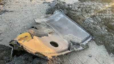 綠島海邊發現類似飛機蒙皮 待軍方檢視確認