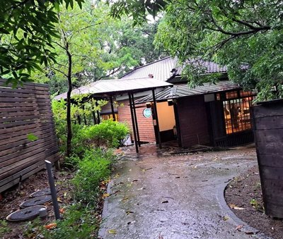 湖畔料亭旁石椅遭損 竹市府報警並啟動修復評估