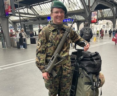 瑞士國防制度擬修法 鼓勵女性參加役前說明會