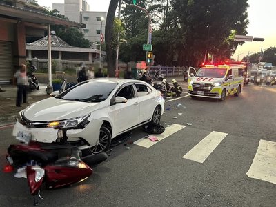7旬翁開車經高雄楠梓撞多部機車 9人受傷送醫