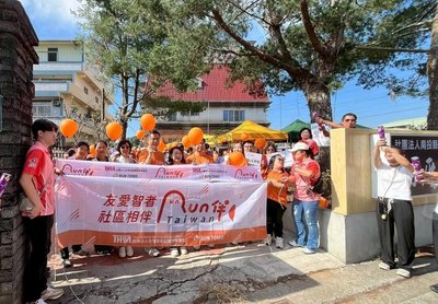 陪伴力量大 照顧者偕長輩、社區夥伴漫步松柏嶺茶園