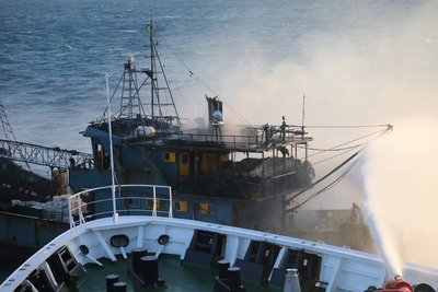 台北港外海中國漁船起火 海巡新竹艦馳援滅火救難