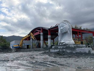 連2天清淤 萬榮明利部落「紋面阿嬤」雕像重見天日