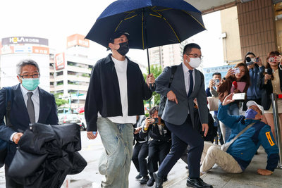 王大陸出庭稱無知犯錯 鞠躬認罪盼從輕量刑