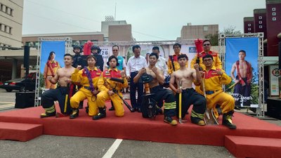 馬年嘉縣消防猛男桌曆發表 警消聯手展專業秀健美