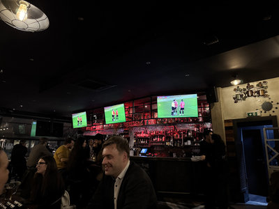 世界盃足球賽歐洲區資格賽比利時晉級　球迷酒吧徹夜狂歡