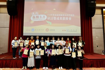 男照顧失智母腦麻女兒15年險中風 長照助重拾生活