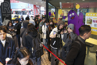 麥當勞奶昔回歸 首日試賣民眾提前3小時卡位排隊