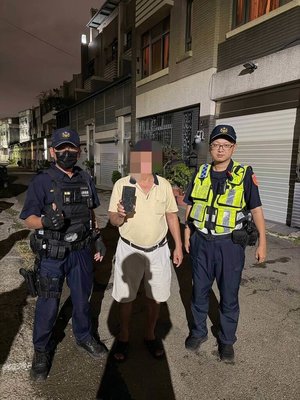 手機藏工地土堆找整晚　台中警靠定位10分鐘助尋回